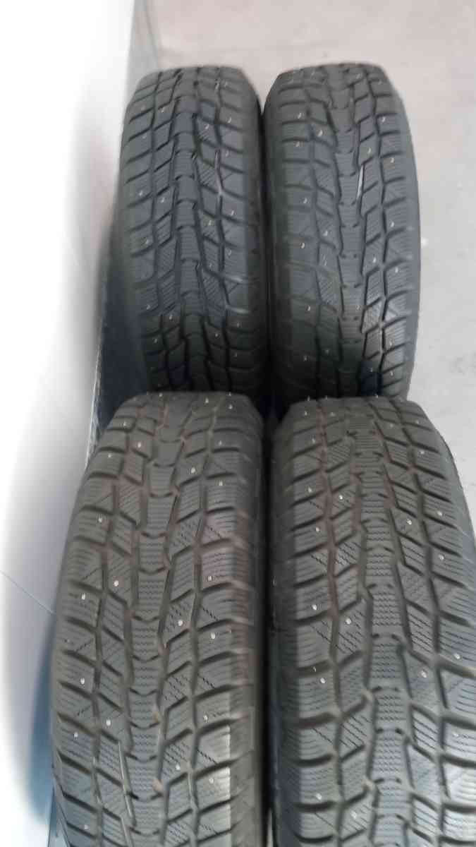 set of 4 tires and wheels R15 is for SNOW