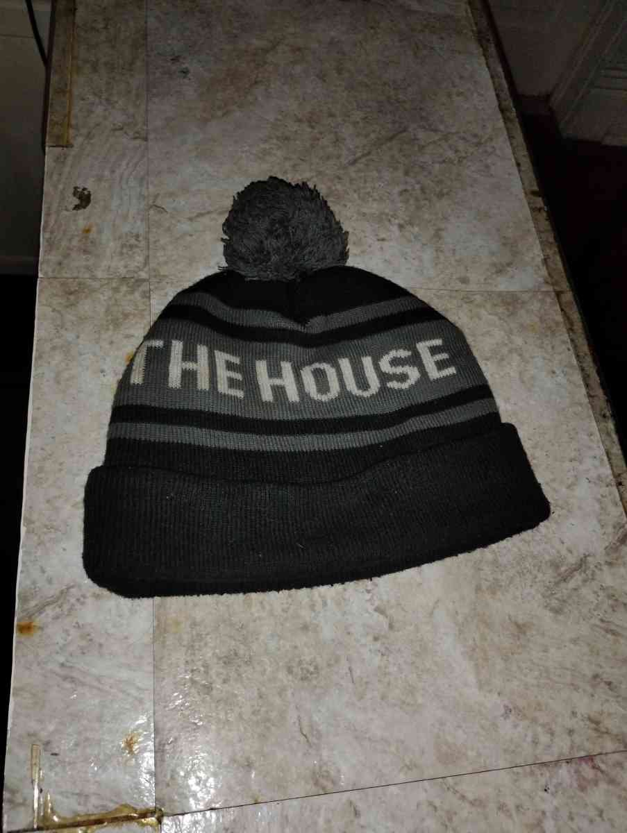 the house very nice skull cap like new fits good and is warm