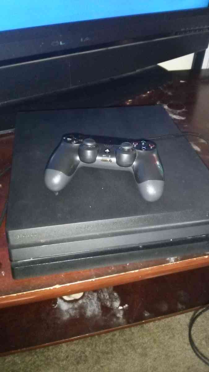 PlayStation 4 Pro 1TB 3 Games 1 Controller