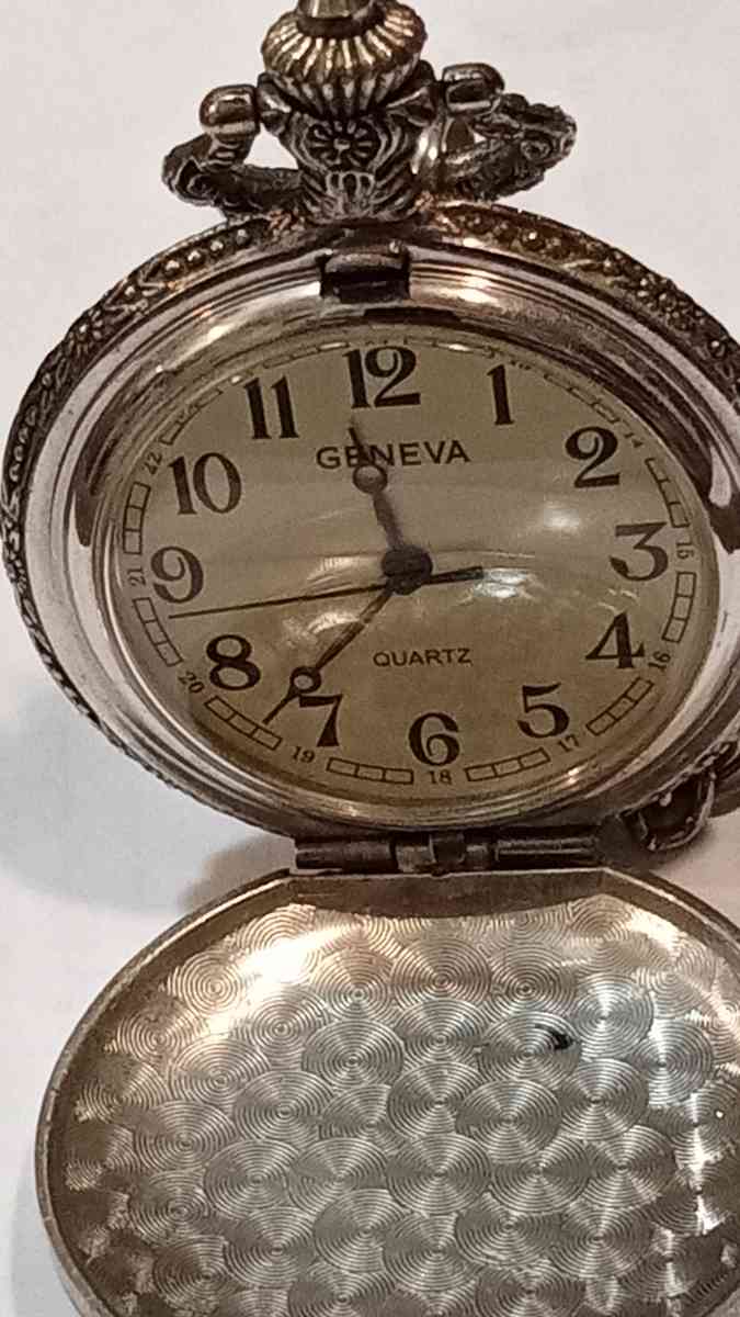 this is a very Antique Peace its a very Old pocket watch1903