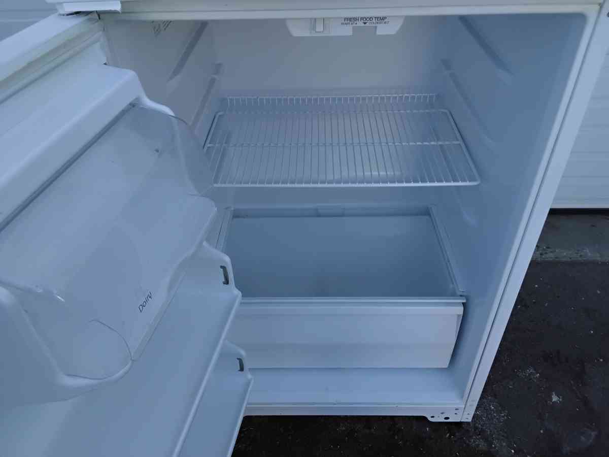 Magic Chef Refrigerator and Freezer Apartment Size Like New