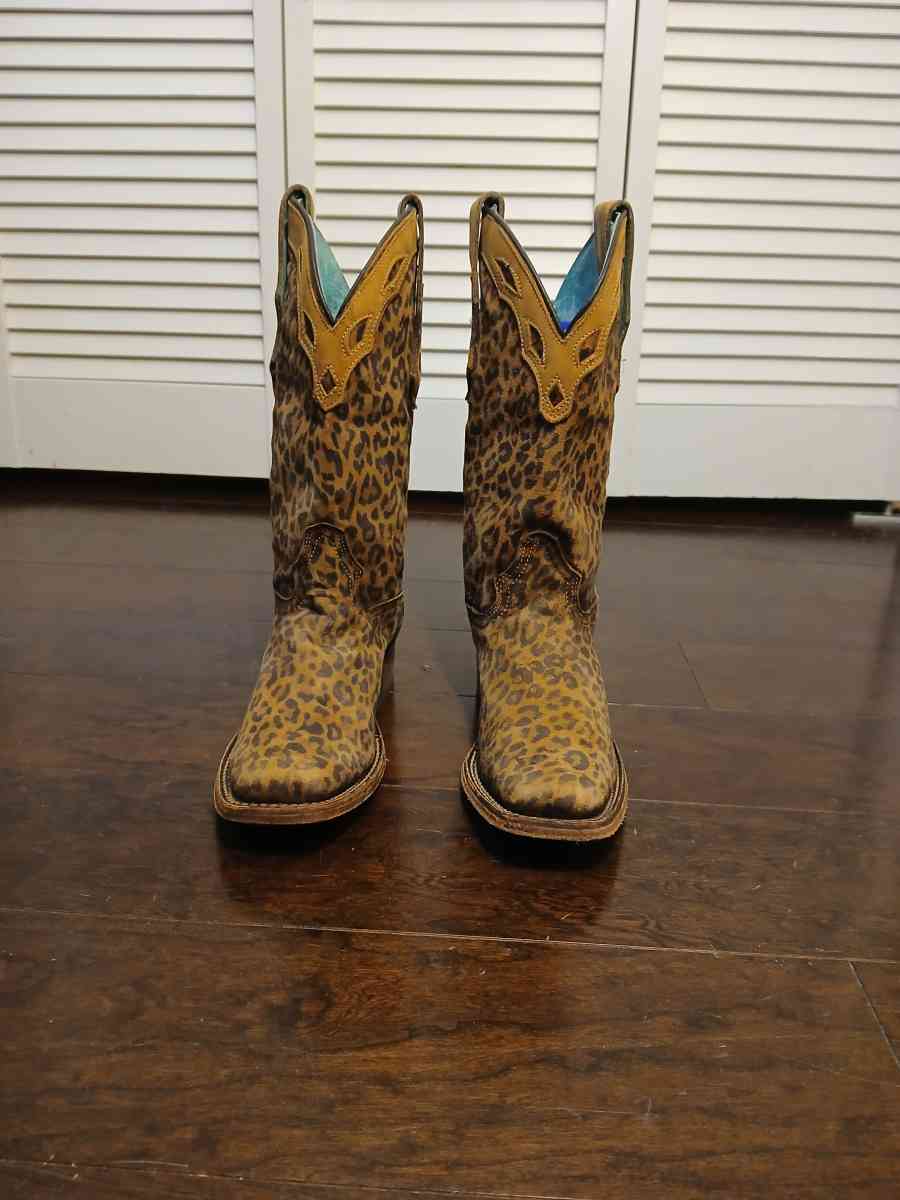 Corral handcrafted boots for men size 6 point 5 and women 8