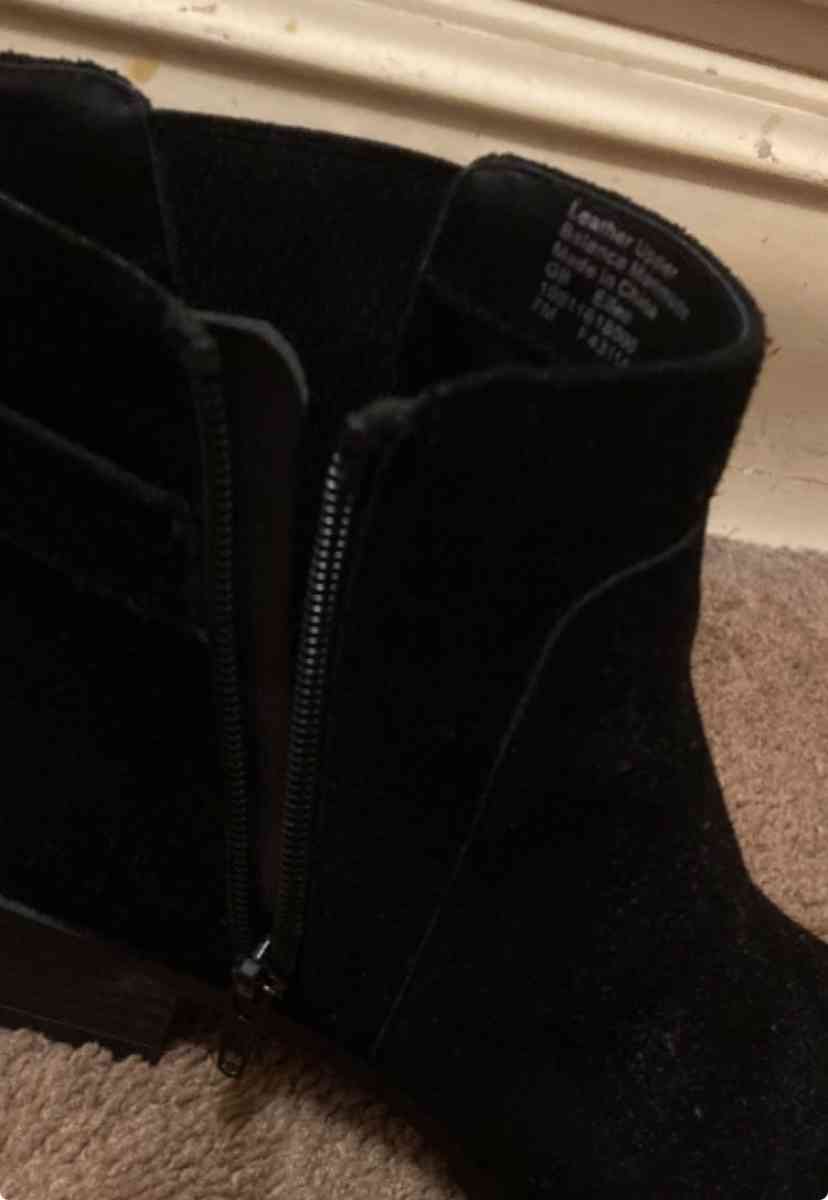 Giani Bernini suede booties - Blue Island, Illinois - FleaMarketBay