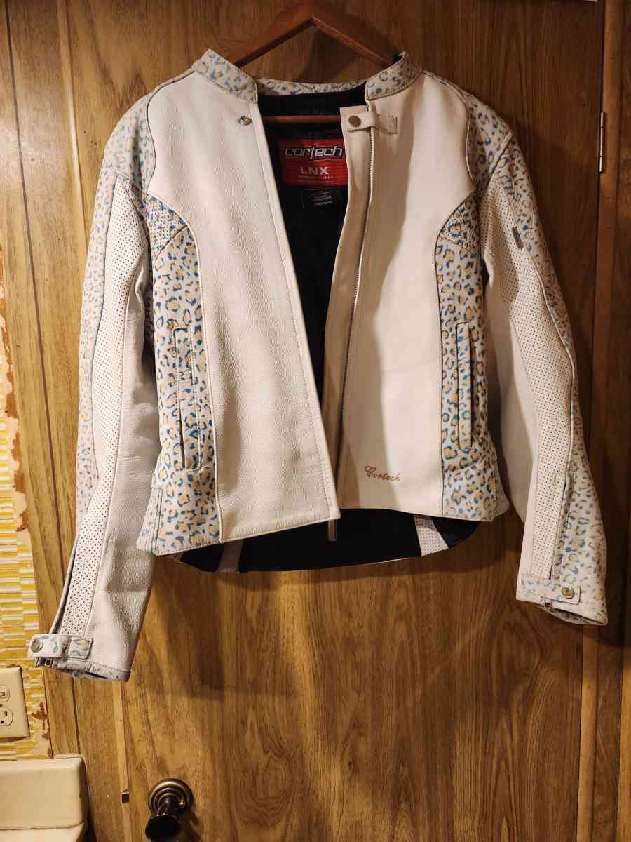 cortech LNX white with emerald coloring on sleeves