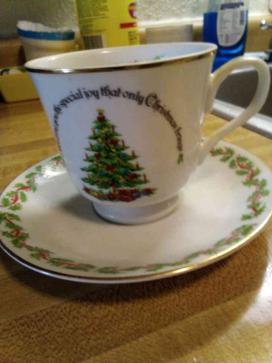 old cups and saucers all I good shape deer isnt old 7dollars - Saint Elmo, Illinois - FleaMarketBay