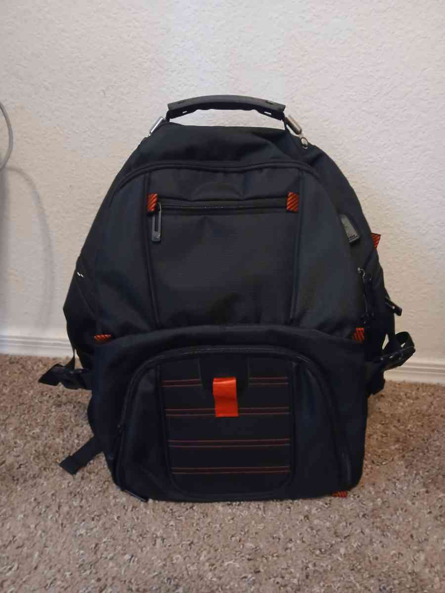 YOREPEK 18 4 LAPTOP BACKPACK W USB PORT - Phoenix, Arizona - FleaMarketBay
