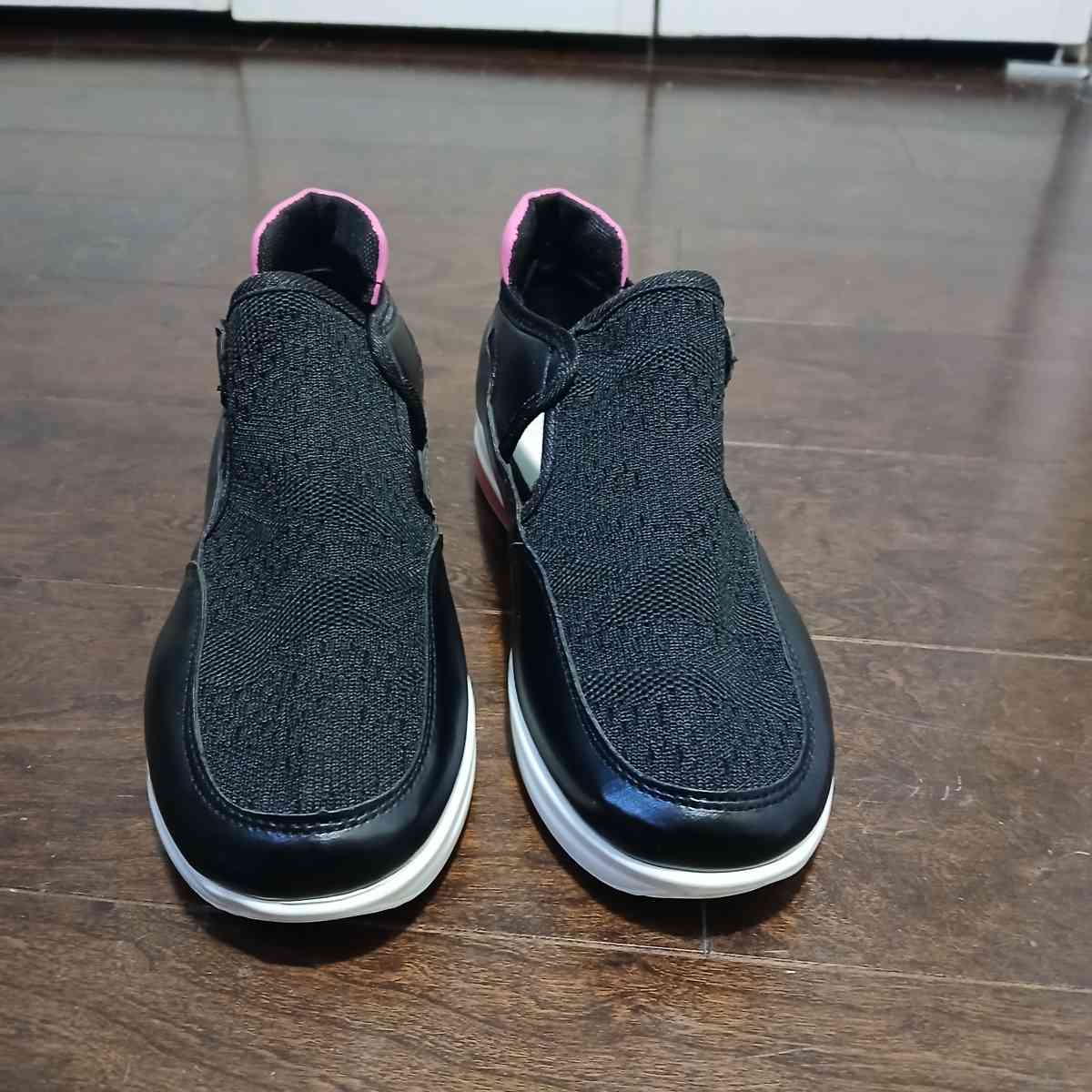 Fashion Black slipon shoes with pink accents Size 8