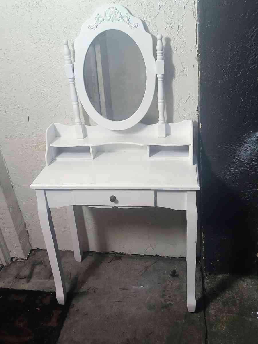 White 2 Piece Vanity Set