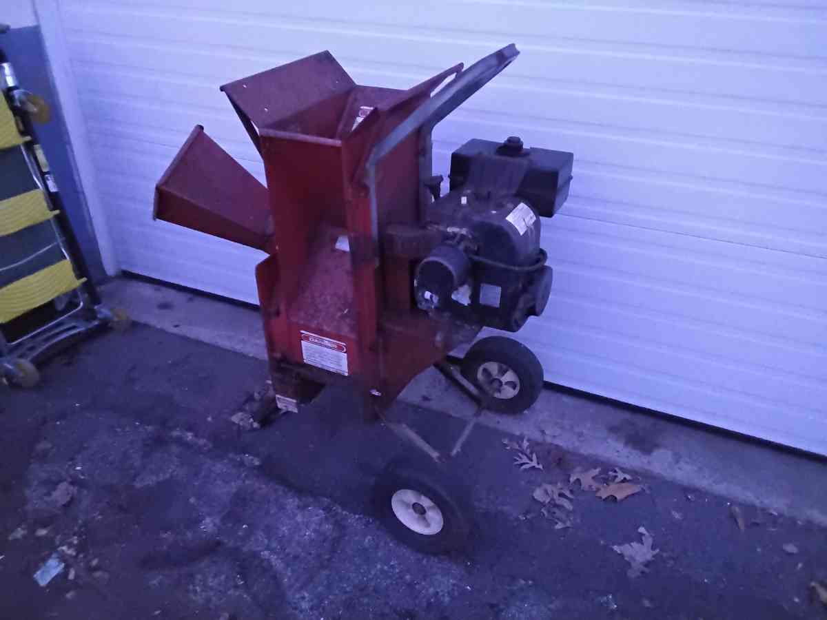 Nice Tomahawk Chipper and Shredder OEM Like New