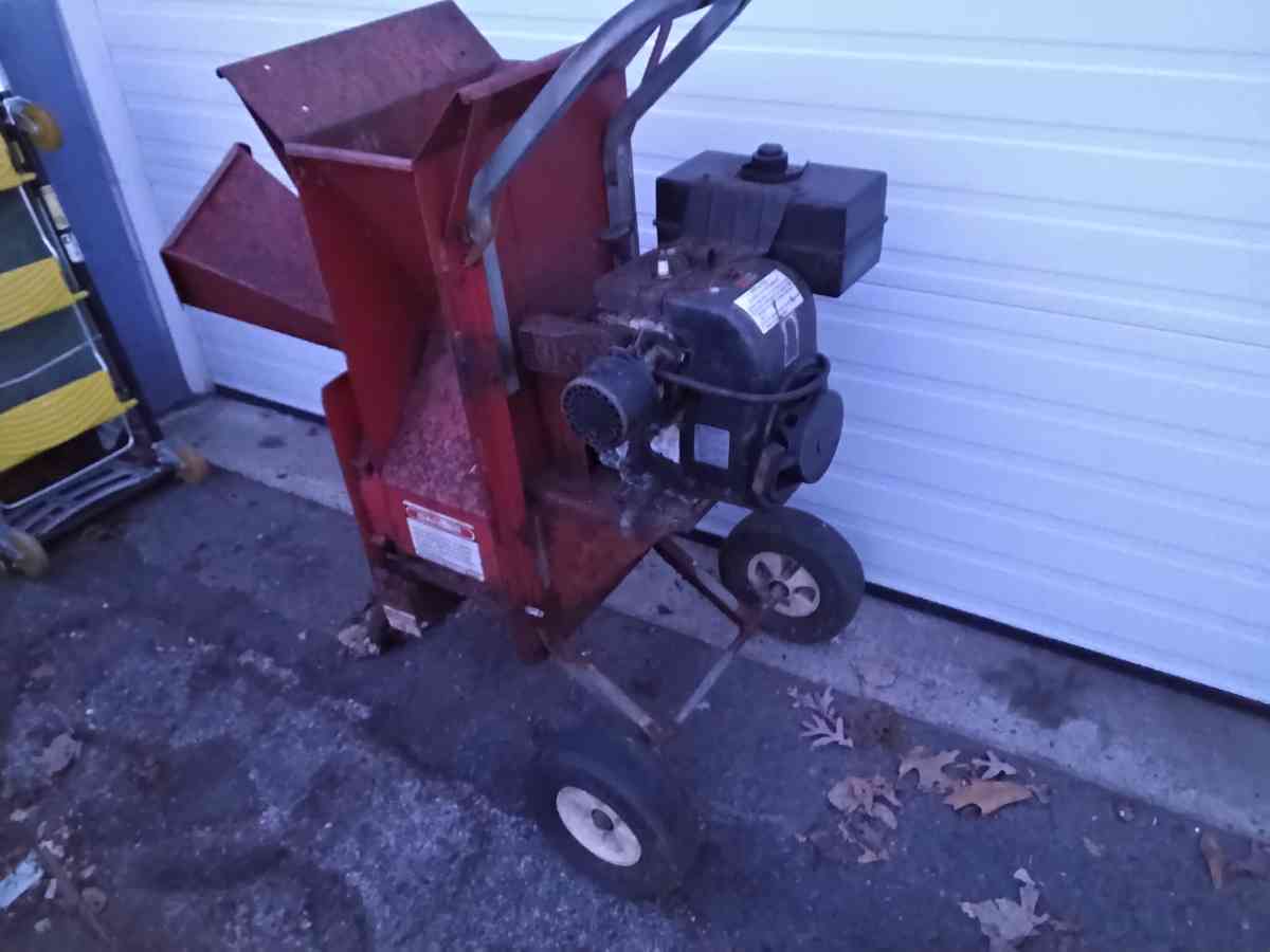 Nice Tomahawk Chipper and Shredder OEM Like New