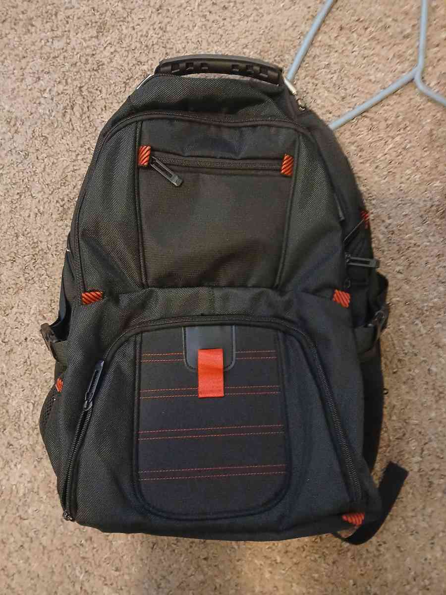 YOREPEK 18 4 LAPTOP BACKPACK W USB PORT - Phoenix, Arizona - FleaMarketBay