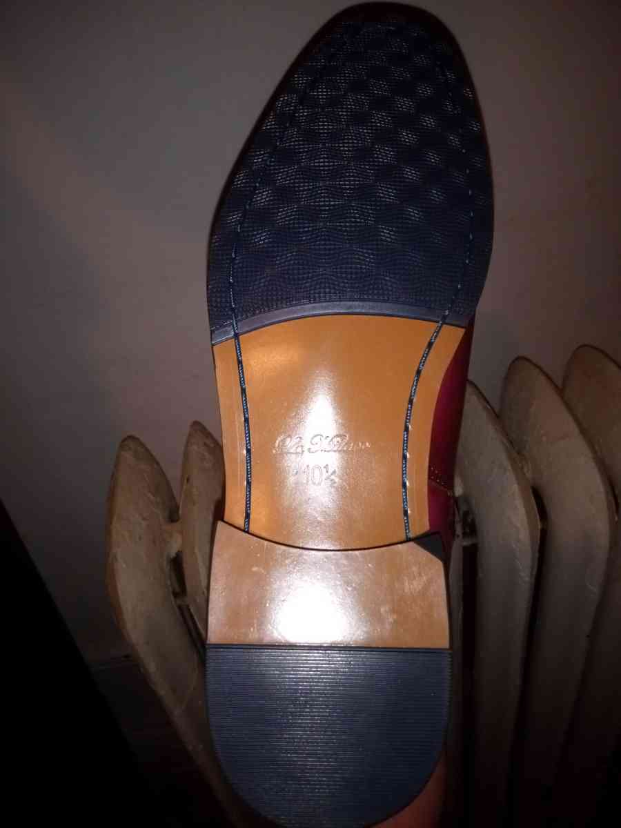 SELLING MY BRAND NEW NEVER USED LA MILANO BURGUNDY SHOES