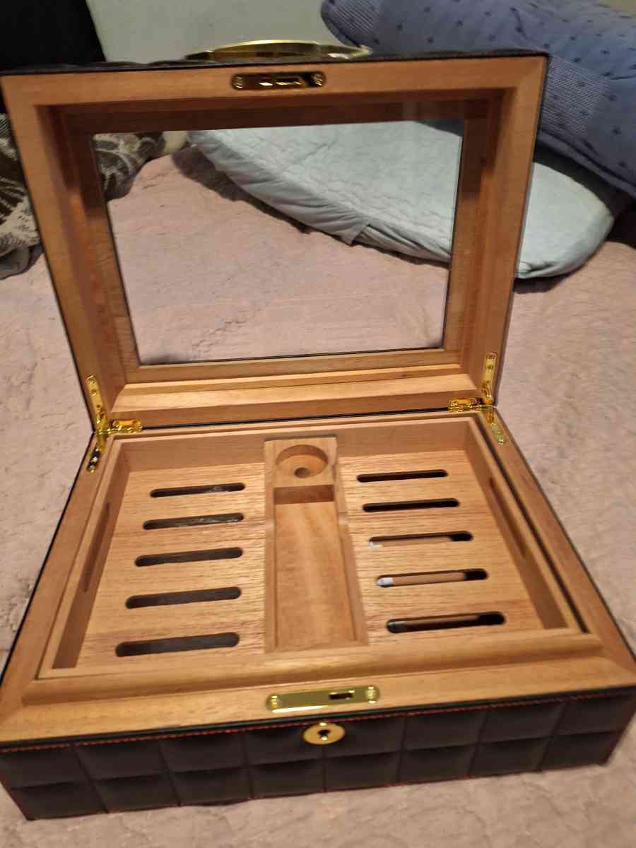 Humidor cigar box with humidifier and key