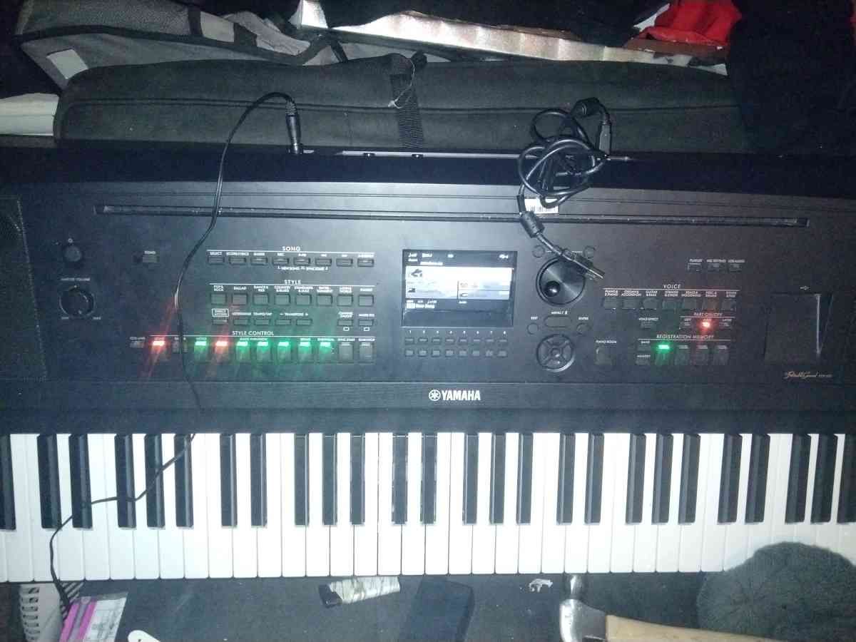 Yamaha portable grand Dex 670