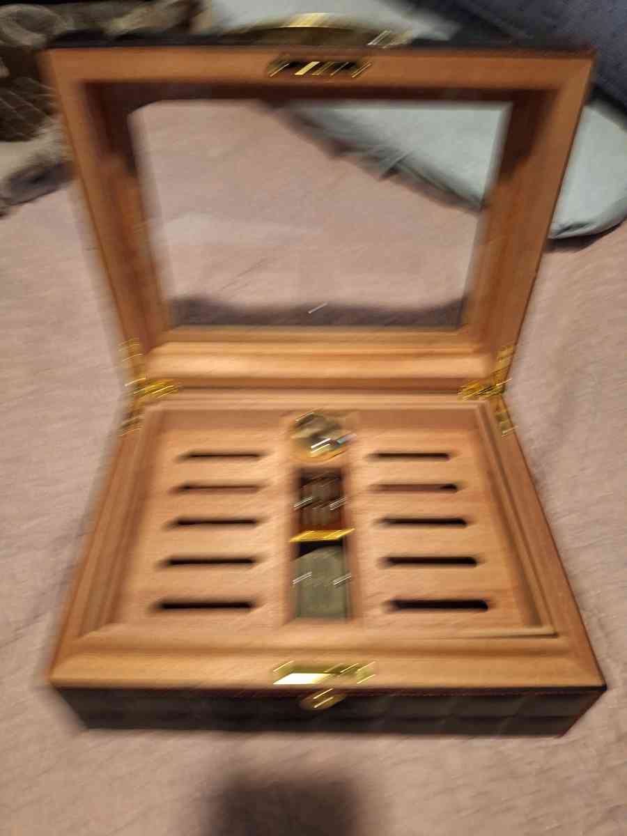 Humidor cigar box with humidifier and key