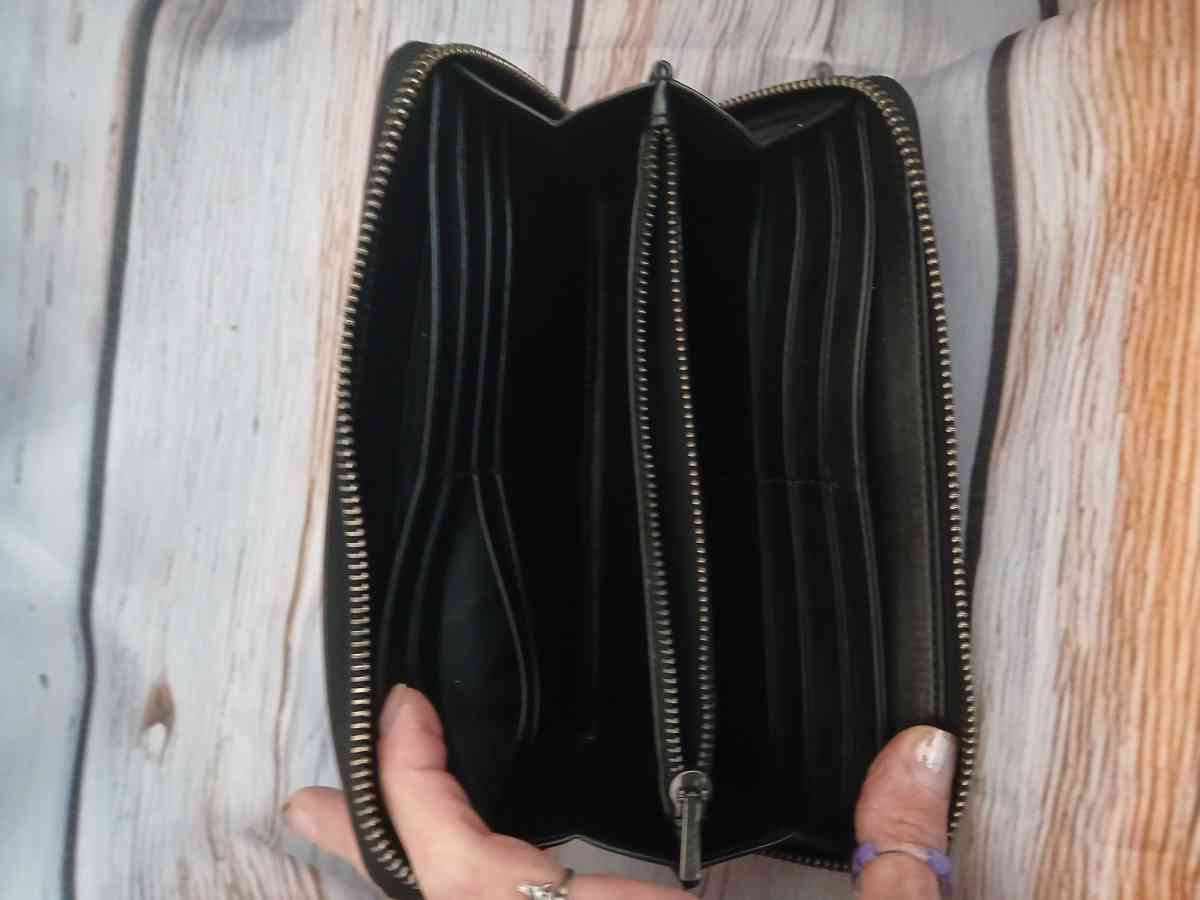 Coach Zip Around Accordion style wallet - Anacortes, Washington - FleaMarketBay