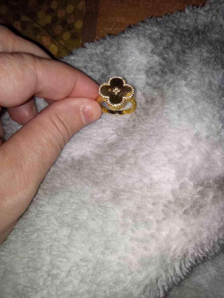 cloverleaf design ring with diamond chips