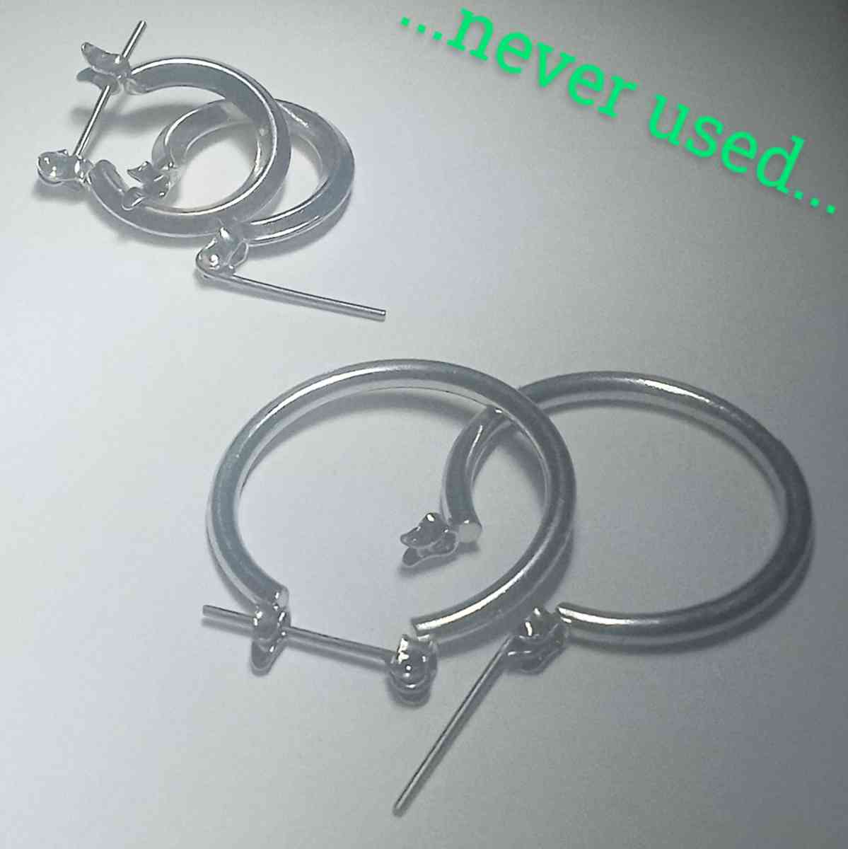 Hypoalergenic hoop earrings 2 pair - Watauga, Tennessee - FleaMarketBay