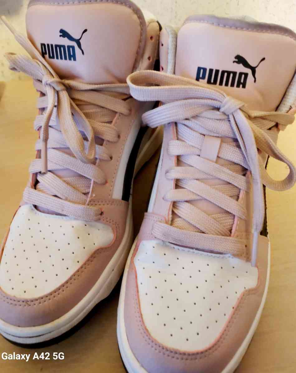 Womens Pumas size 7