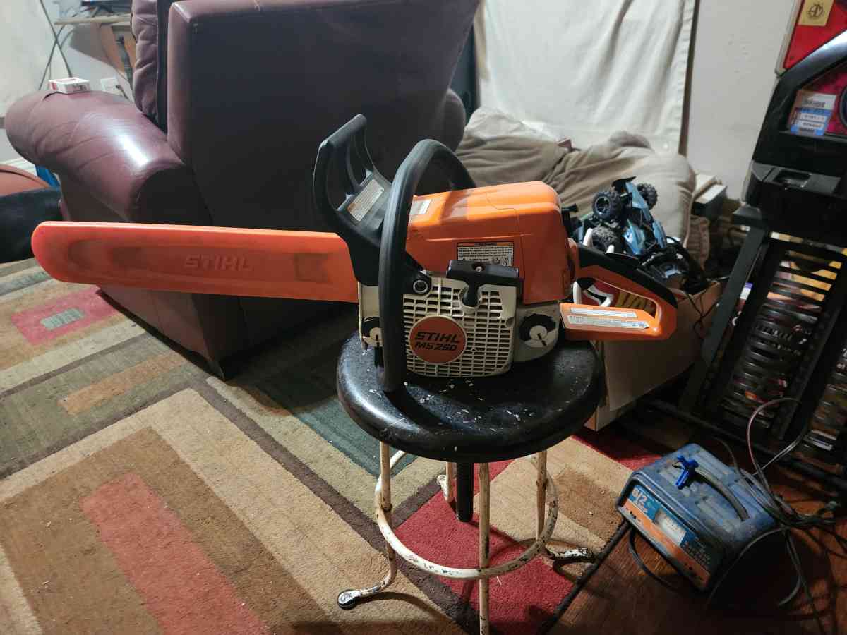 stihl MS250 chainsaw