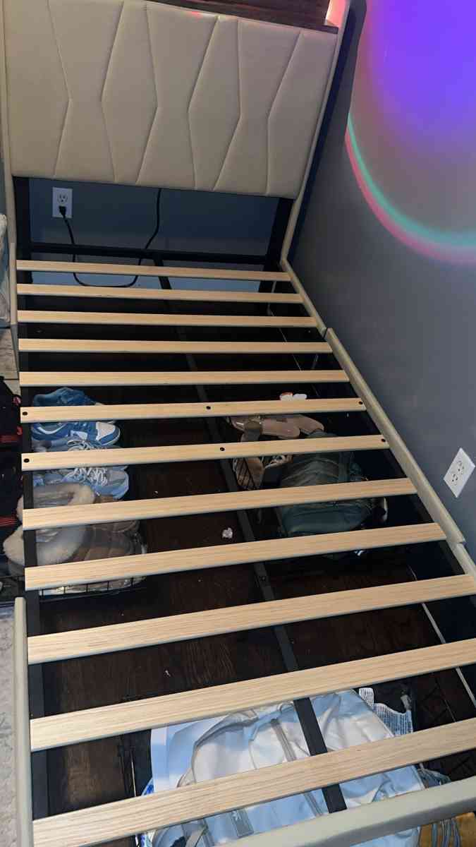 Upholester bed frame - Auburn, Washington - FleaMarketBay