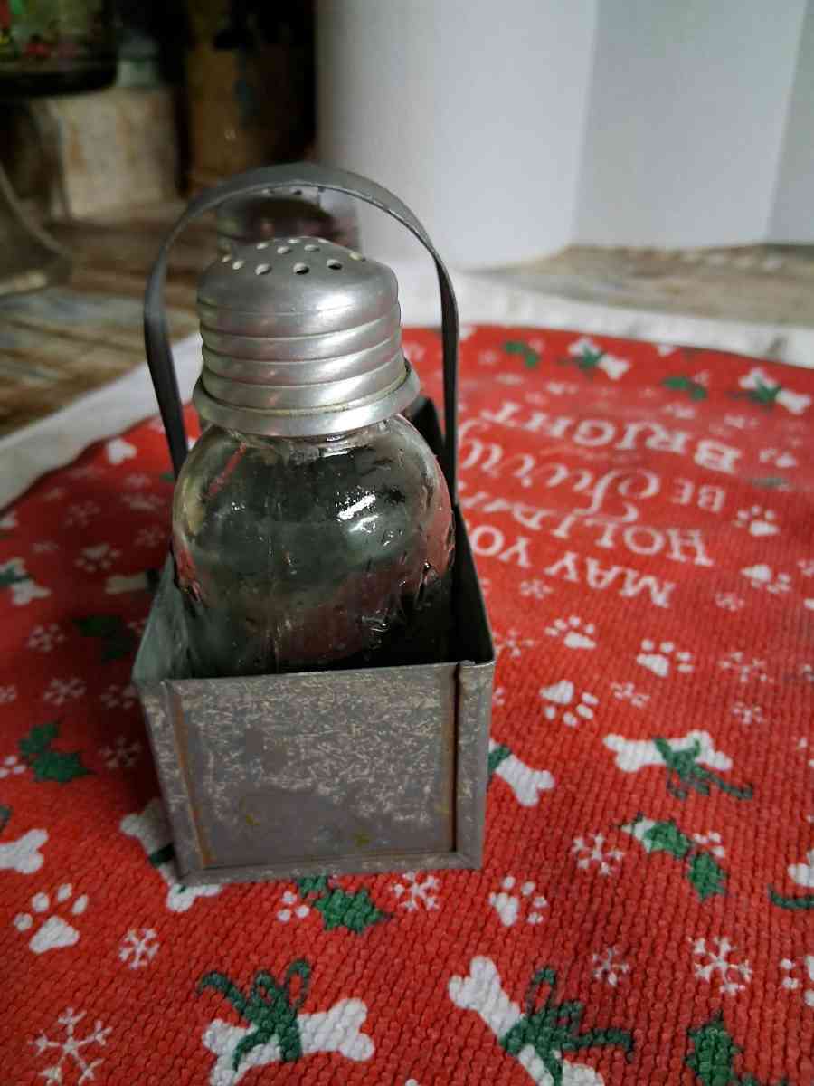Mason jar brand salt  pepper shakers in small metal Mason ja