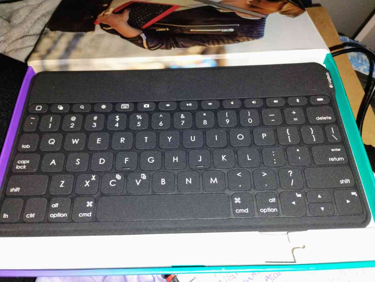 Logitech KeystoGo 92000698 Ultra Portable Bluetooth keyboard