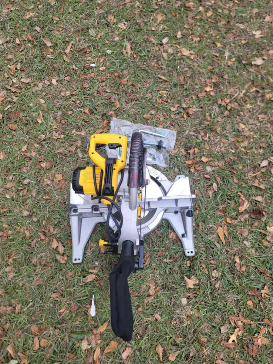 Miter Saw Dewalt DWS713 ELECTRIC  Like New Working Very Good - Houston, Texas - FleaMarketBay