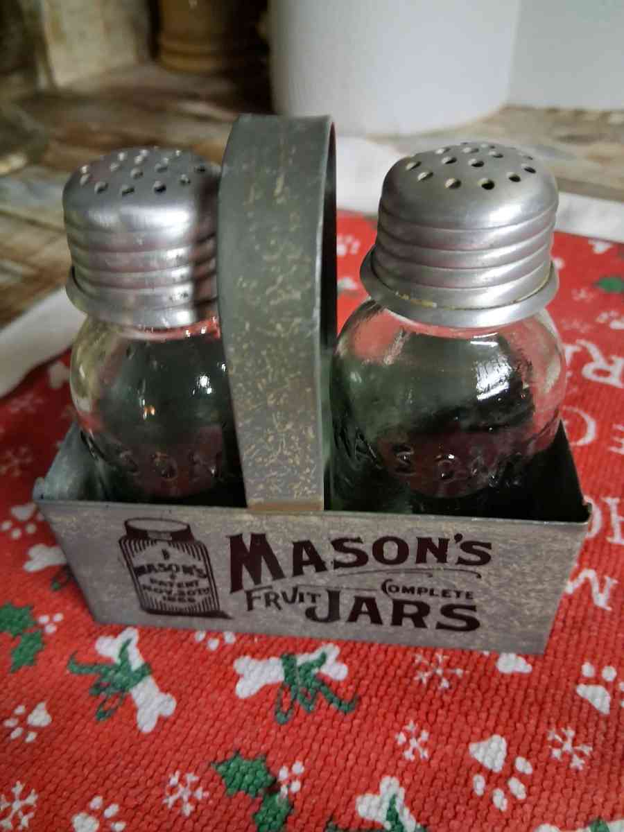 Mason jar brand salt  pepper shakers in small metal Mason ja