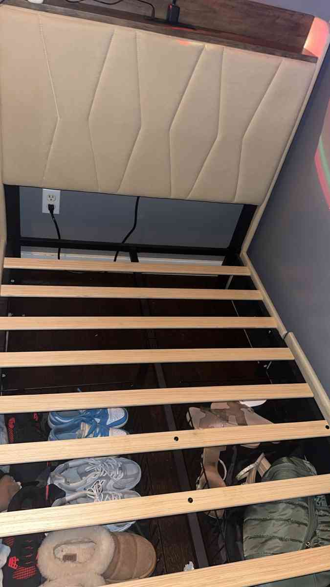 Upholester bed frame - Auburn, Washington - FleaMarketBay