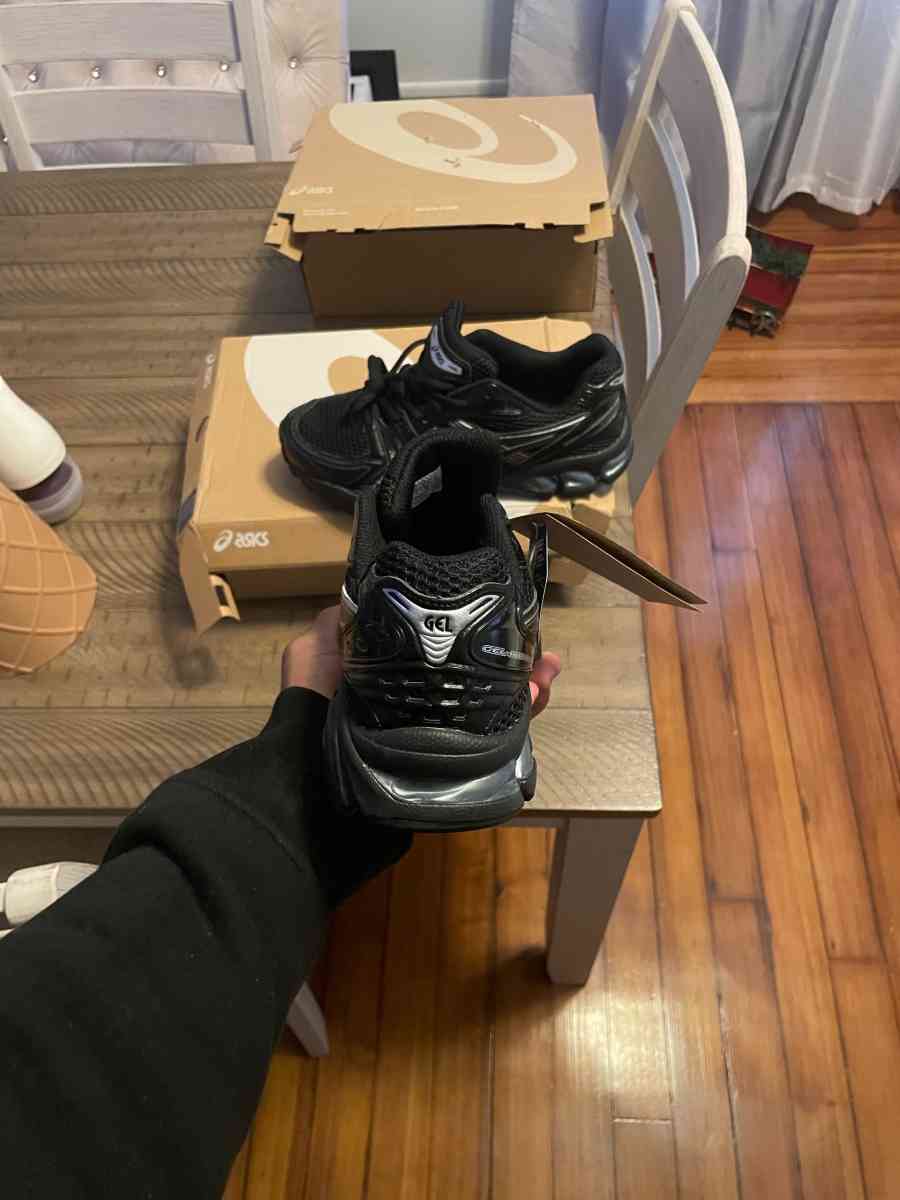 ASICS Kayano 14 in black and grey size 8