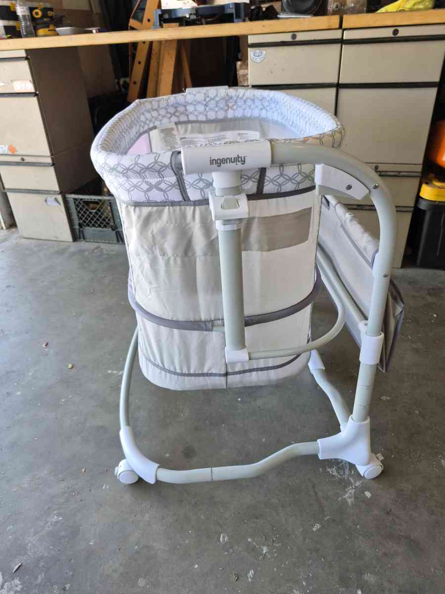 bassinet - Apple Valley, California - FleaMarketBay