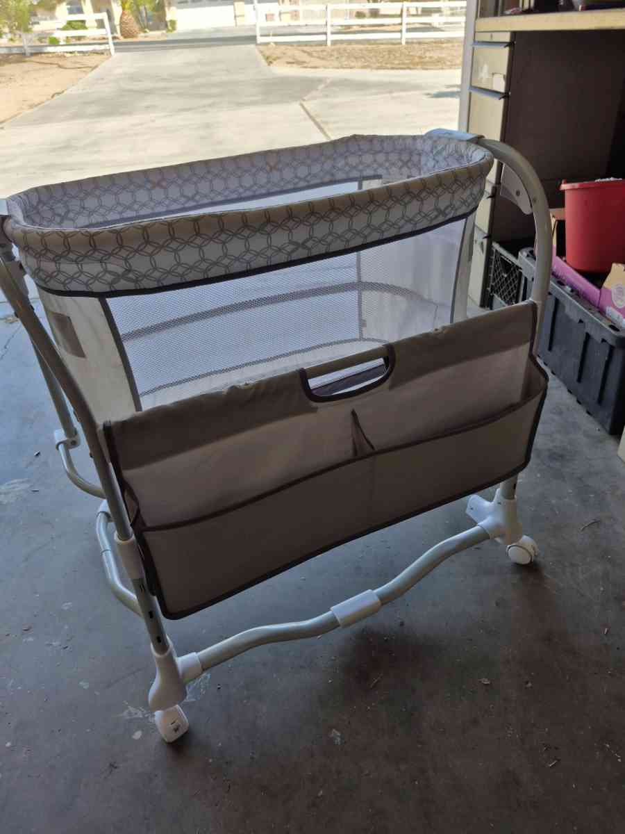 bassinet - Apple Valley, California - FleaMarketBay