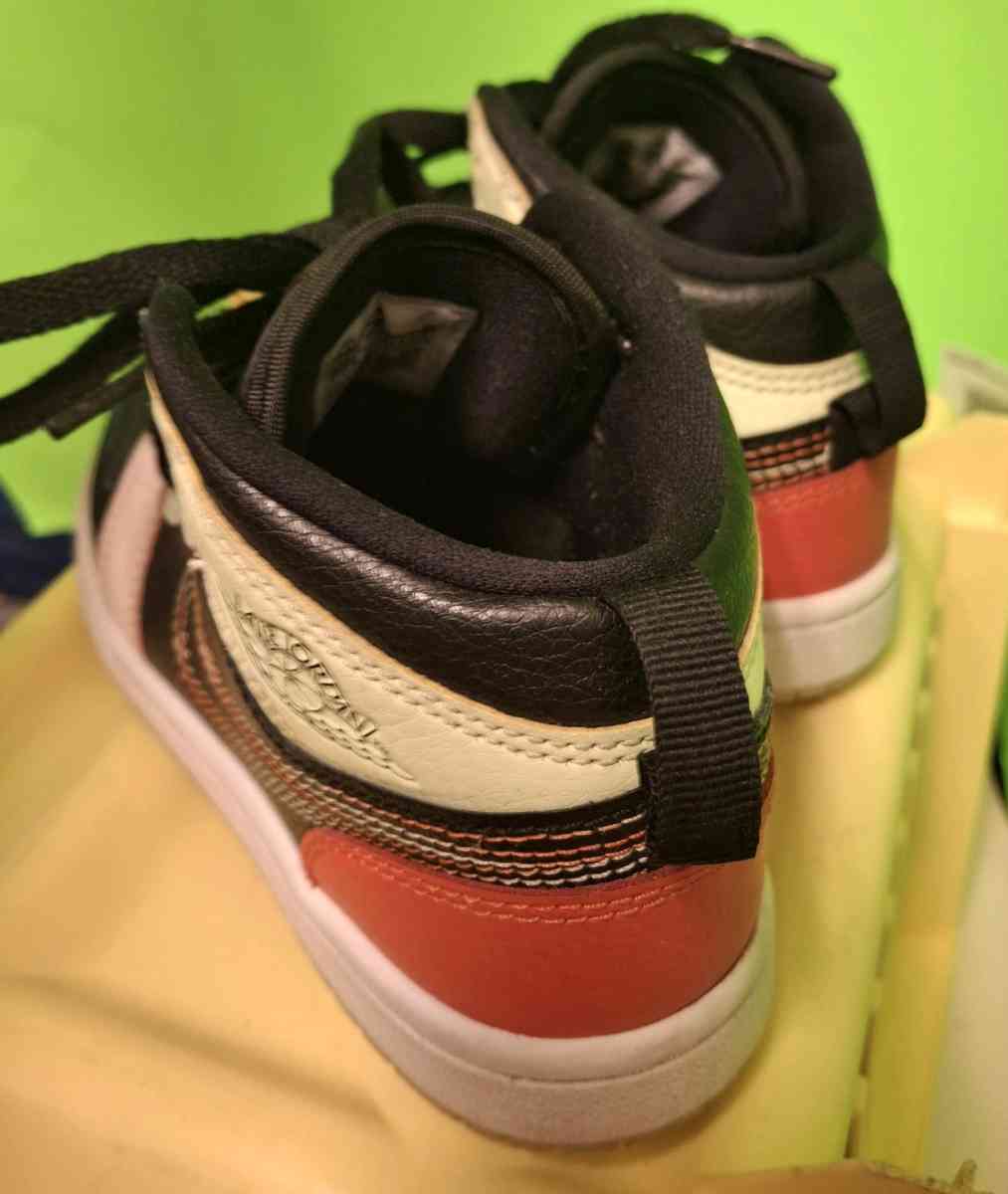 Nike Air Jordan 1 Mid Size 13 Sneaker Glow In The Dark