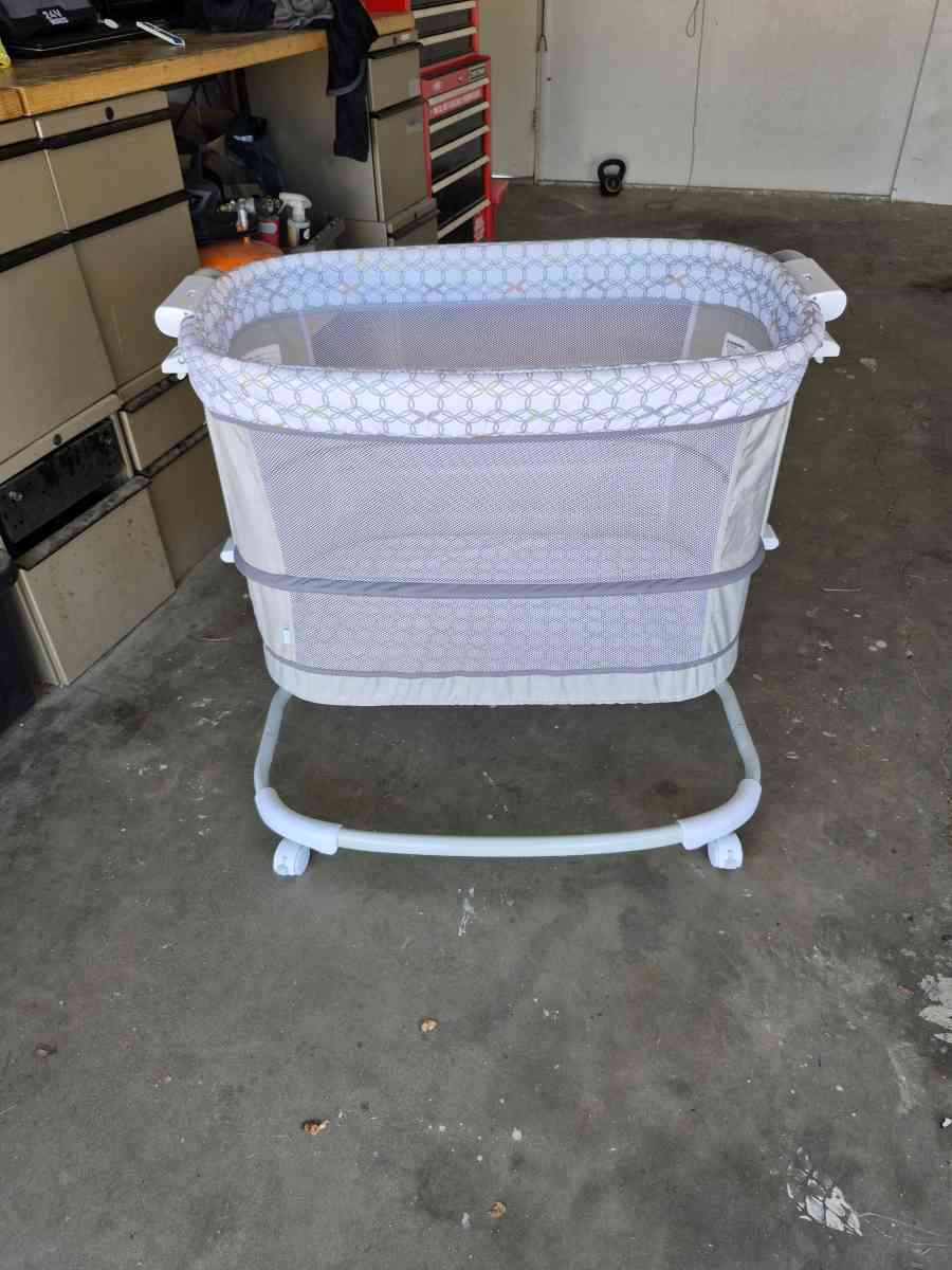 bassinet - Apple Valley, California - FleaMarketBay