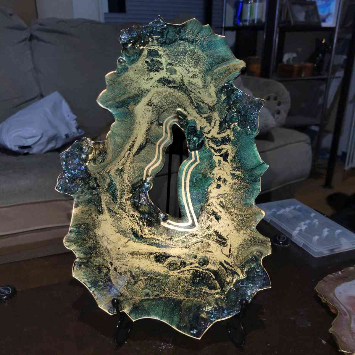 Geode Artwork Stand included