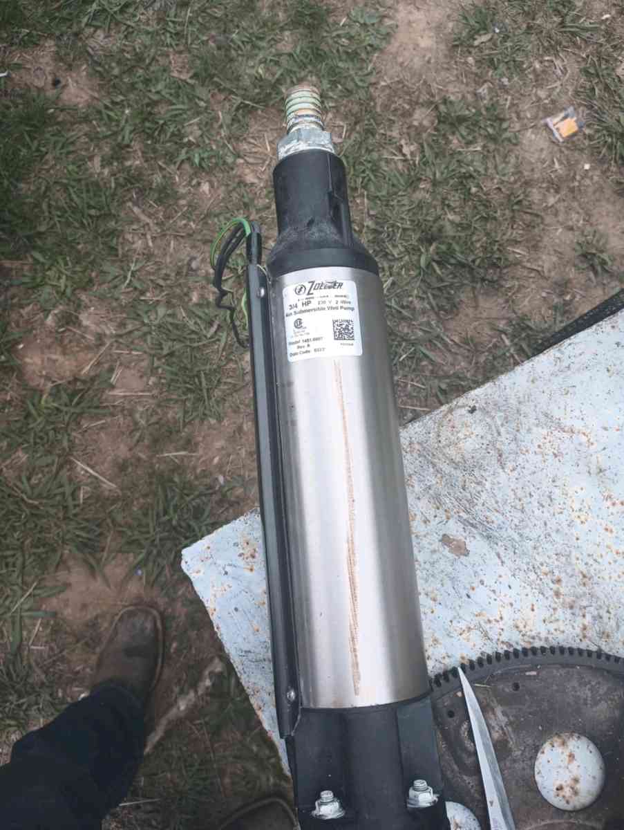 Submersible well pump