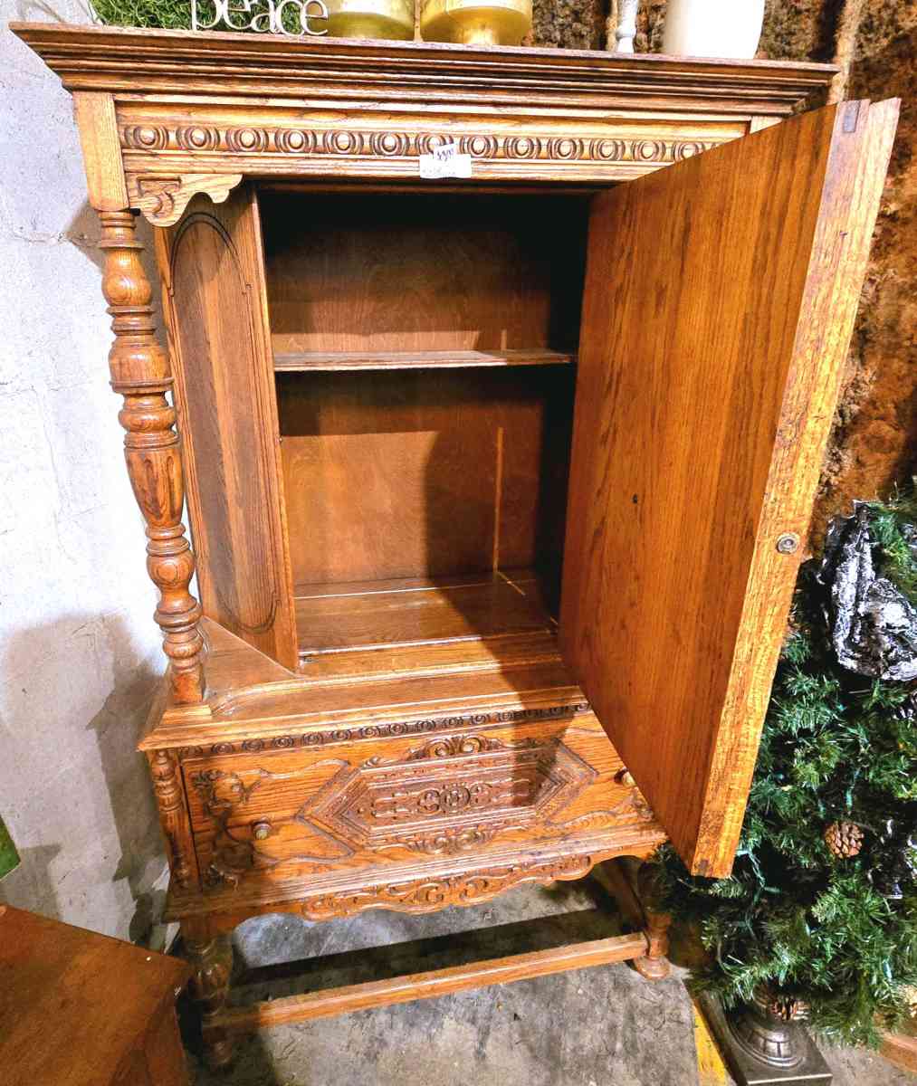 Gorgeous Solid Oak Vintage Hutch - Madison, Mississippi - FleaMarketBay