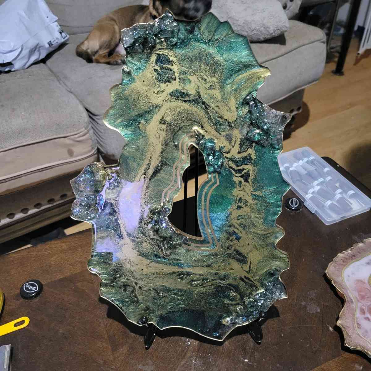 Geode Artwork Stand included
