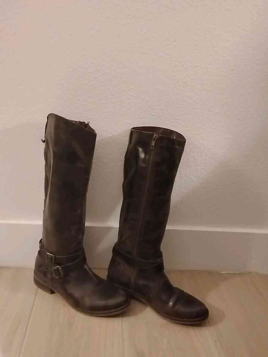hinge Brown Leather boots sz8