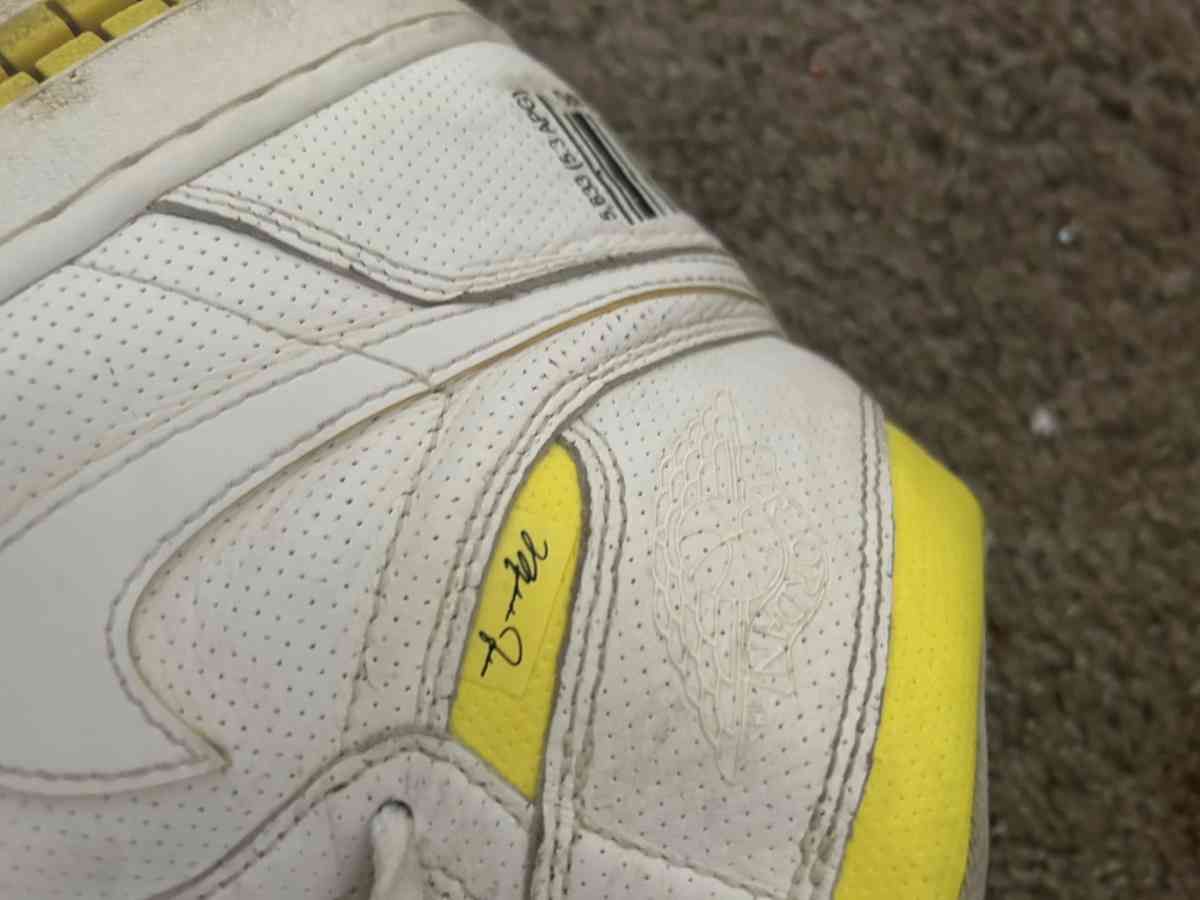 Air Jordan 1 Retro High OG First Class Flight