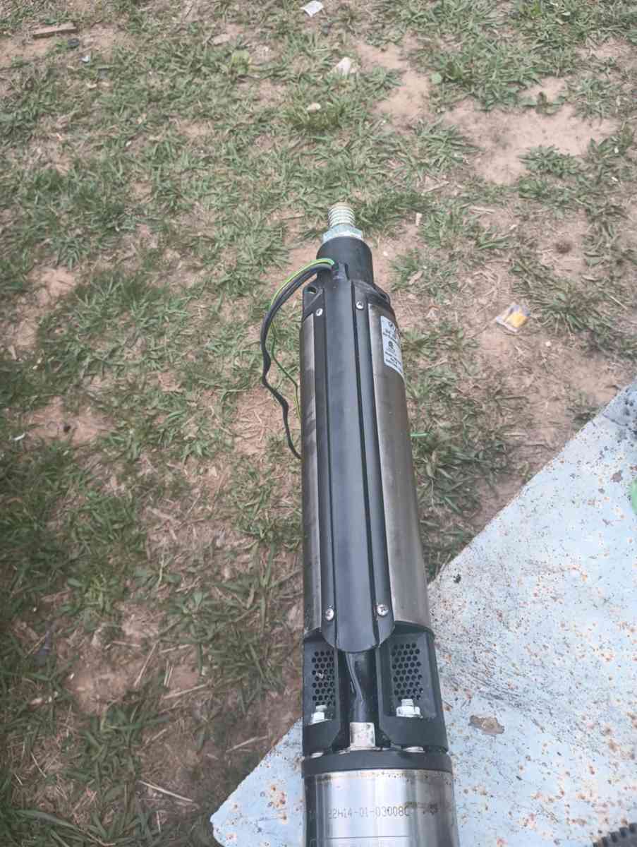 Submersible well pump