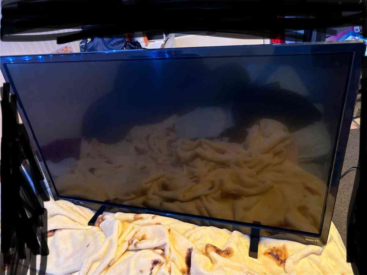 32 inch Roku tv - Port Huron, Michigan - FleaMarketBay
