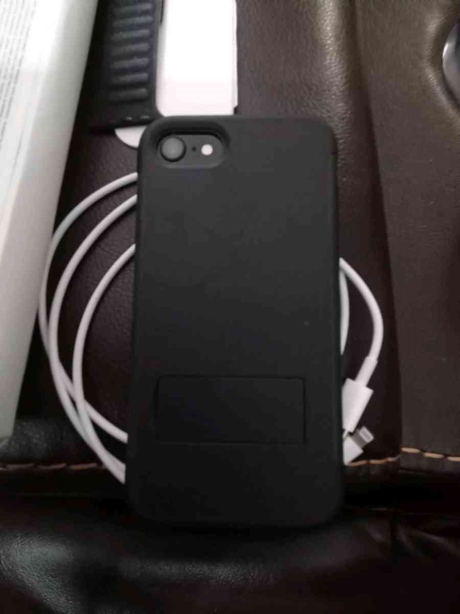 iPhone SE3 and Apple Watch 8 - Irvington, New Jersey - FleaMarketBay