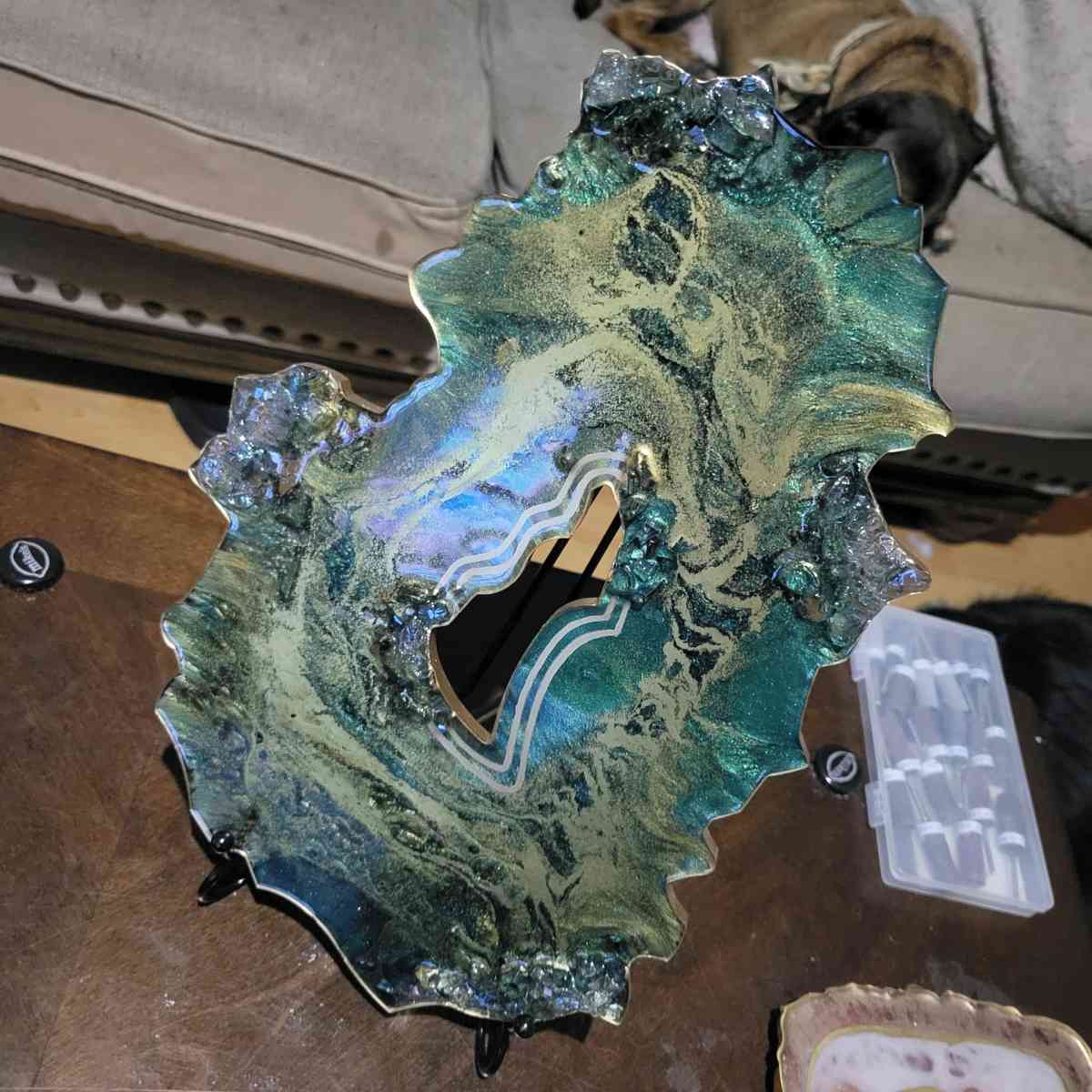 Geode Artwork Stand included