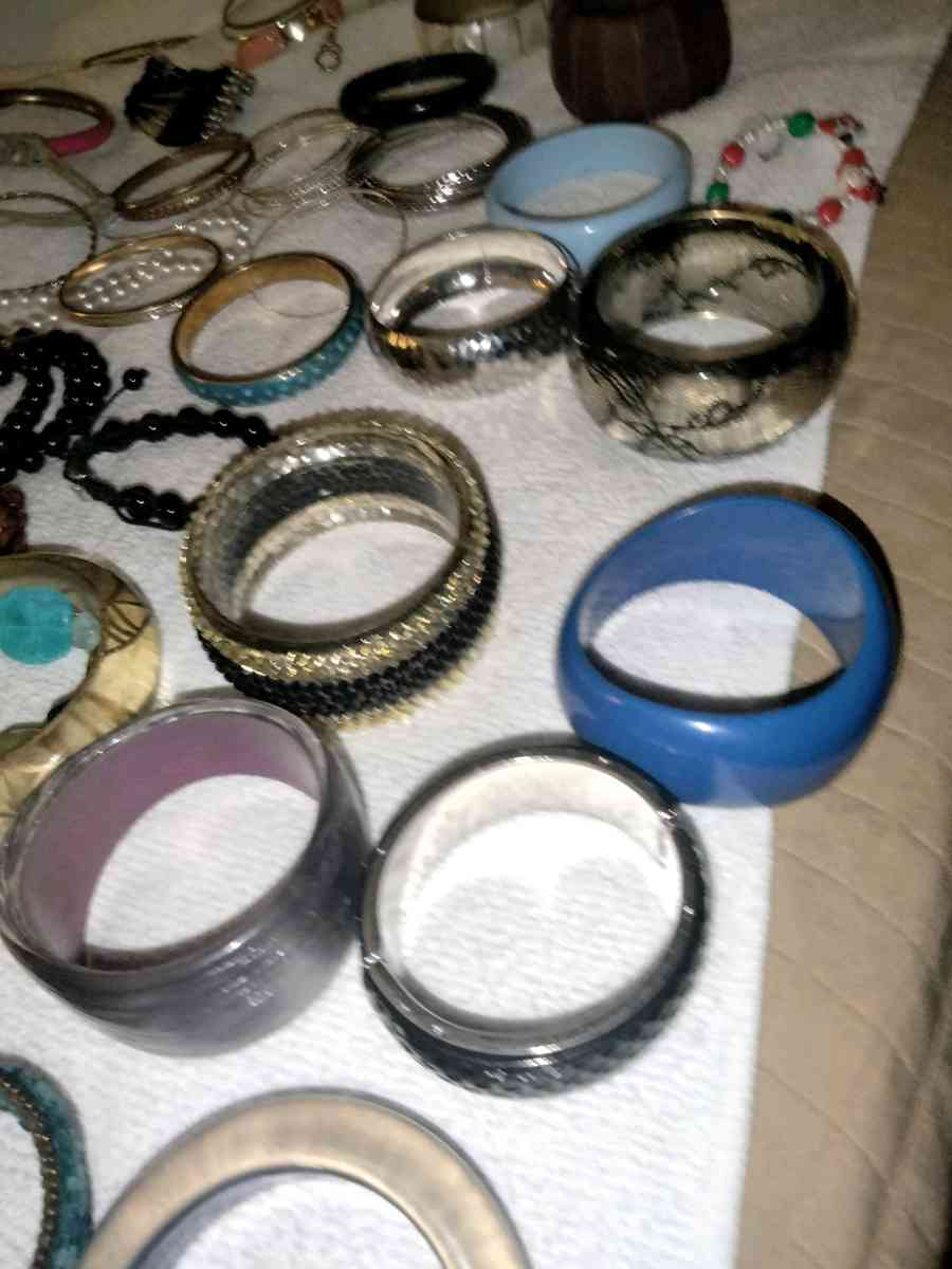 vintage bracelets - Goodlettsville, Tennessee - FleaMarketBay
