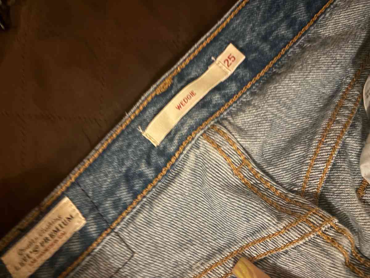 Levis women jeans