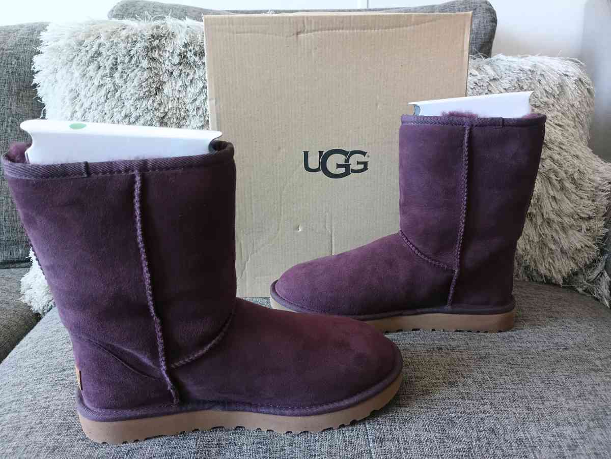 UGG Classic Short II Port Boots  Womens size 8  Purple Color