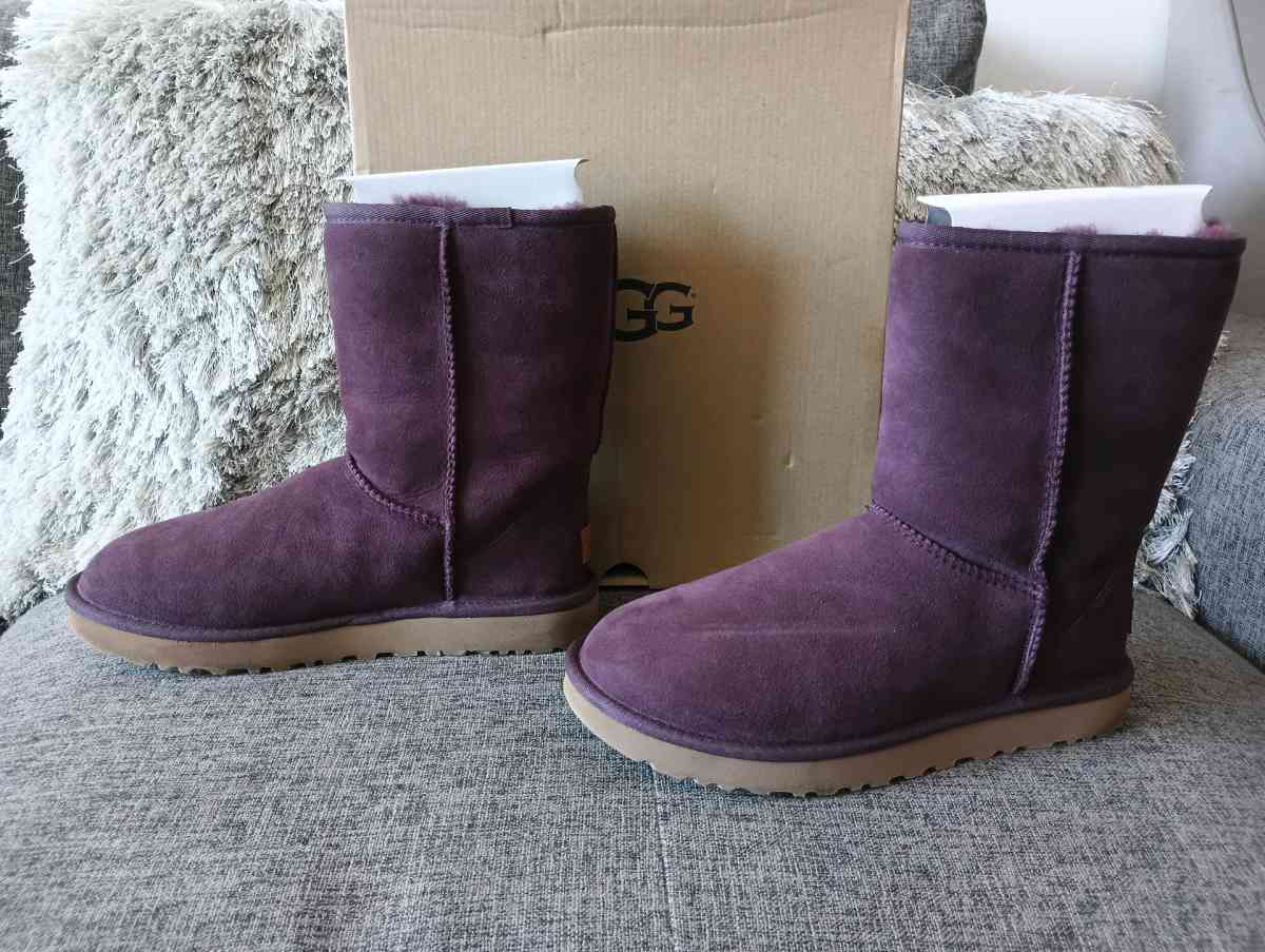 UGG Classic Short II Port Boots  Womens size 8  Purple Color