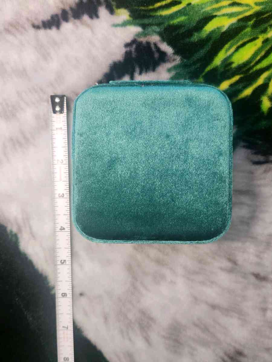 GREEN VELVET JEWELRY ACCESSORIES BOX - Sacramento, California - FleaMarketBay